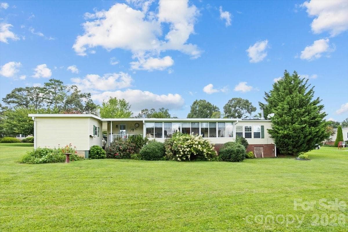 Single Family Residence at 39 Stephanie Lane, Hendersonville, photo 6 of 30