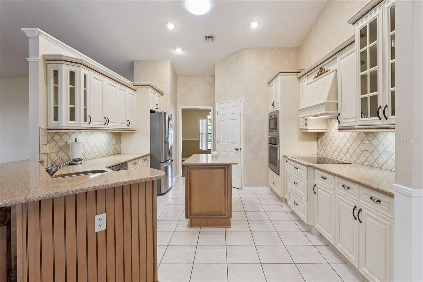 Great kitchen! - 34035 PARK LN, LEESBURG