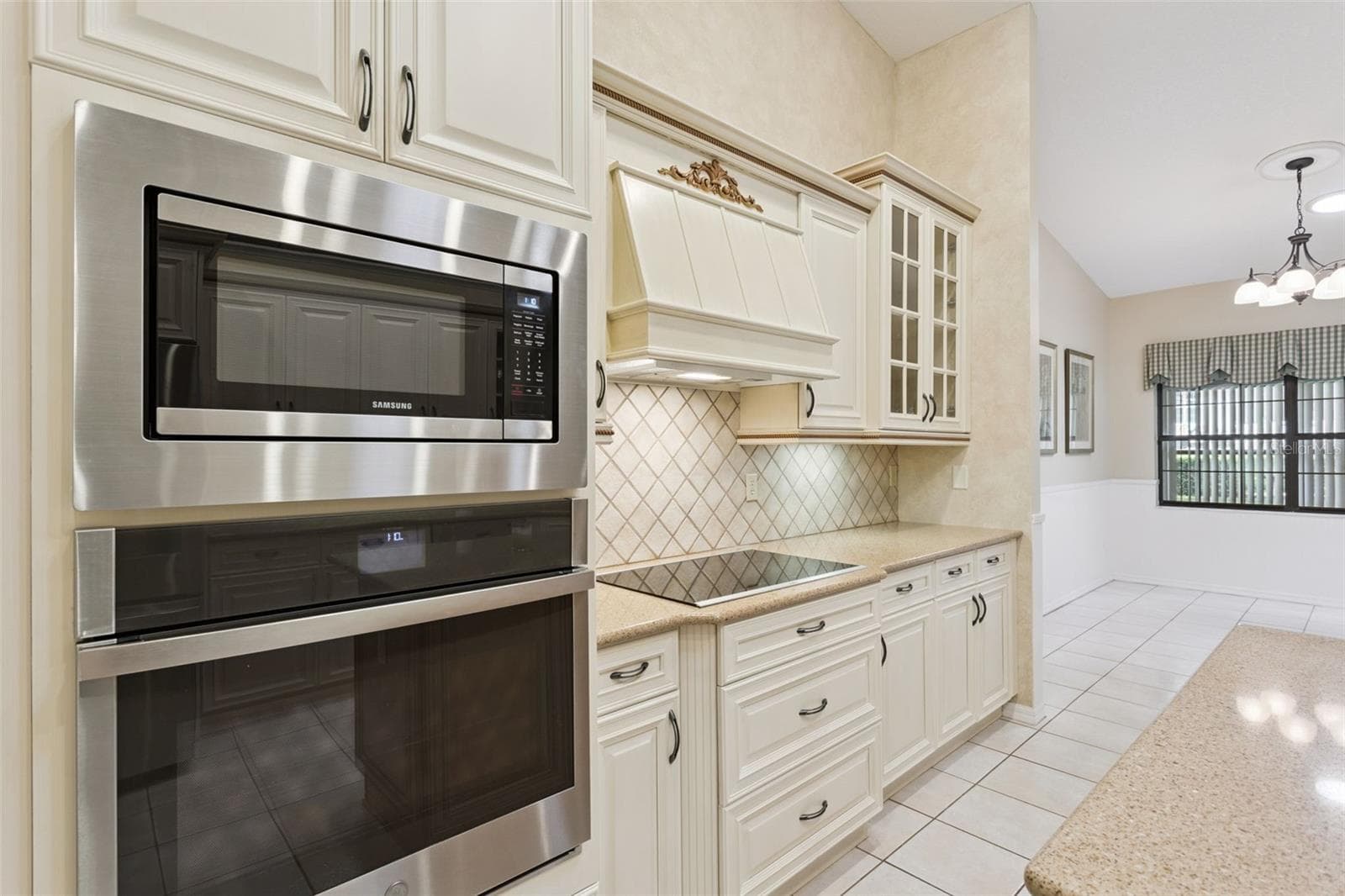 Stove and microwave on wall - 34035 PARK LN, LEESBURG