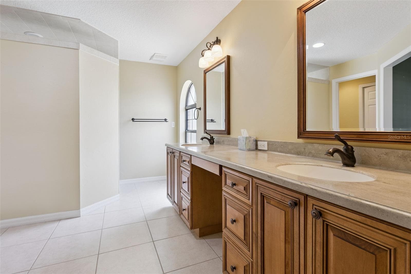 Double sinks - 34035 PARK LN, LEESBURG