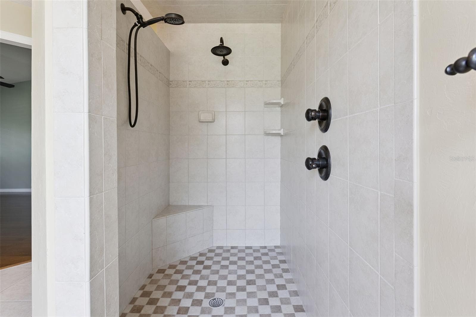 Large walk in shower - 34035 PARK LN, LEESBURG
