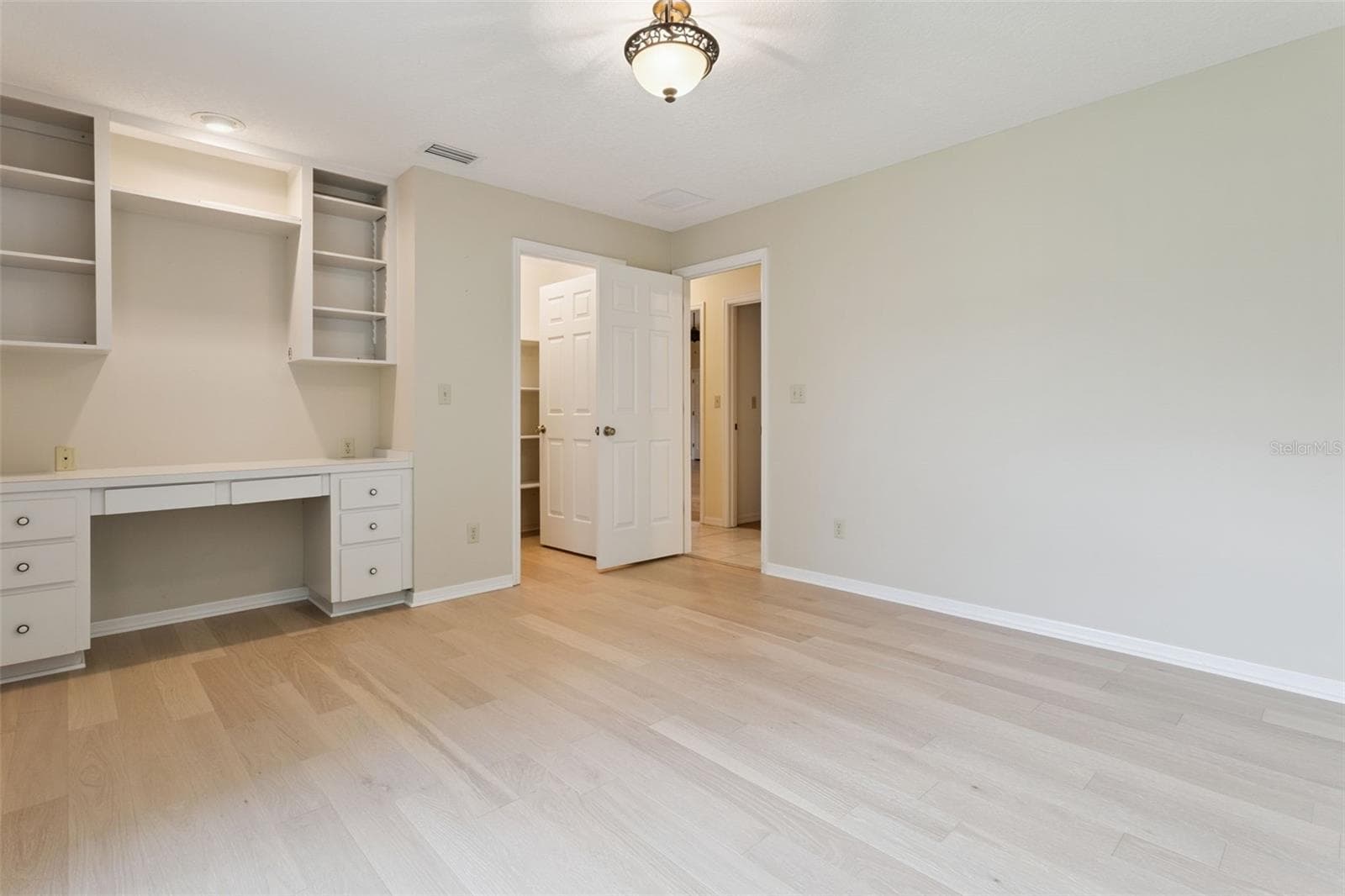 Built ins - 34035 PARK LN, LEESBURG
