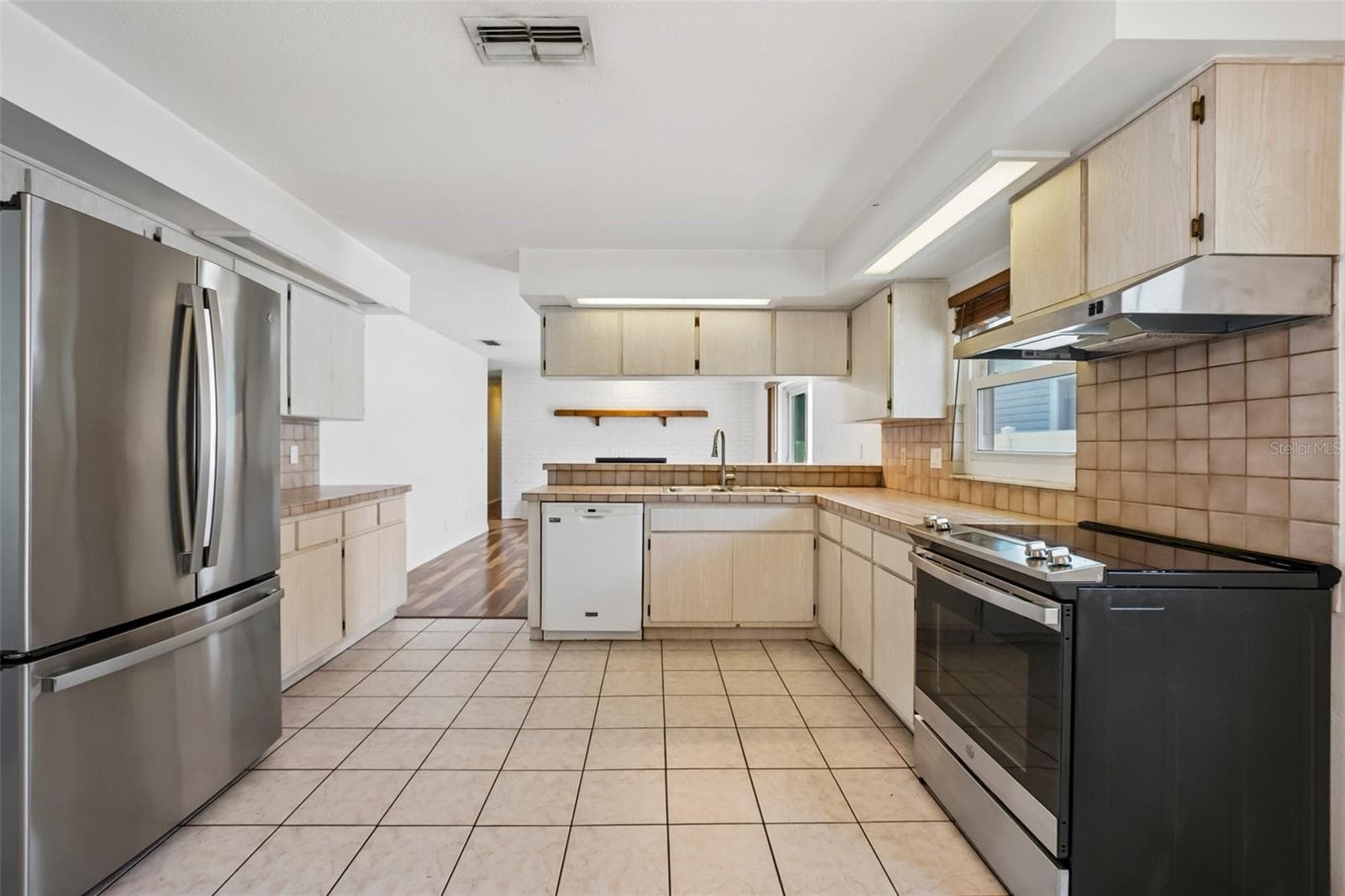 Single Family Residence at 144 8TH AVE N, ST PETERSBURG, photo 17 of 52