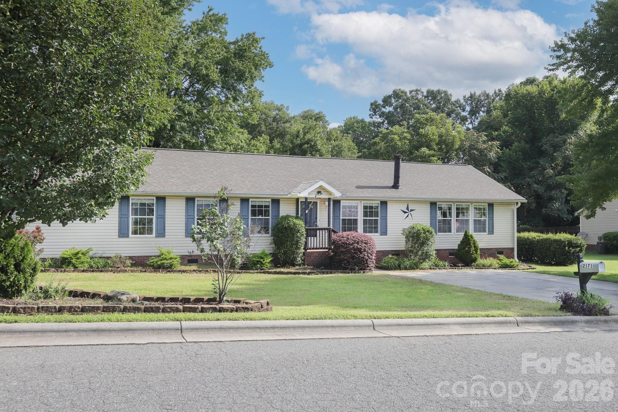 Single Family Residence at 2171 Brantley Creek Drive, Kannapolis, photo 2 of 20