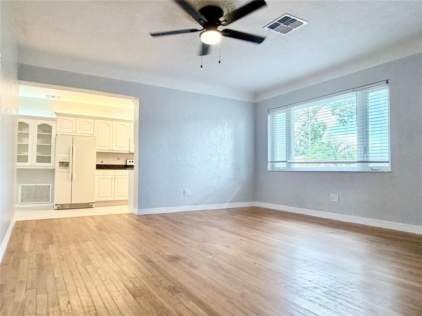 Single Family Residence at 4320 YARDLEY AVE N, ST PETERSBURG, photo 4 of 34