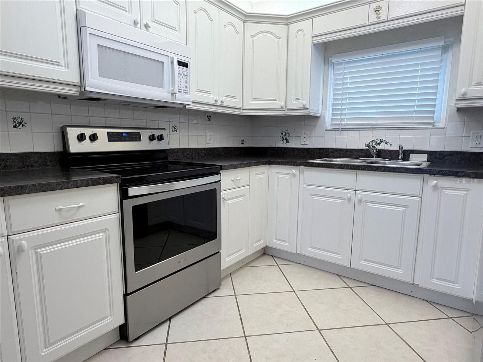 Single Family Residence at 4320 YARDLEY AVE N, ST PETERSBURG, photo 16 of 34