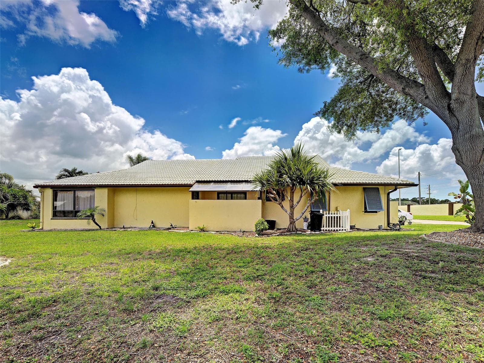 Single Family Residence at 20 IDLE SANDS DR, VENICE, photo 5 of 45