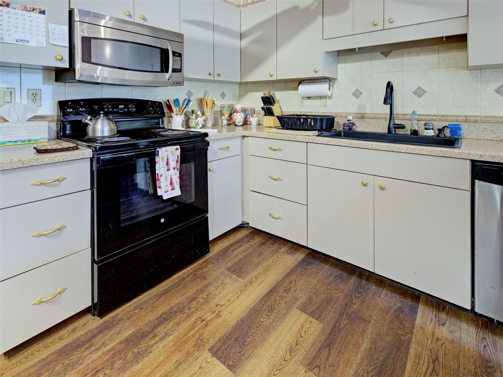 Single Family Residence at 20 IDLE SANDS DR, VENICE, photo 17 of 45