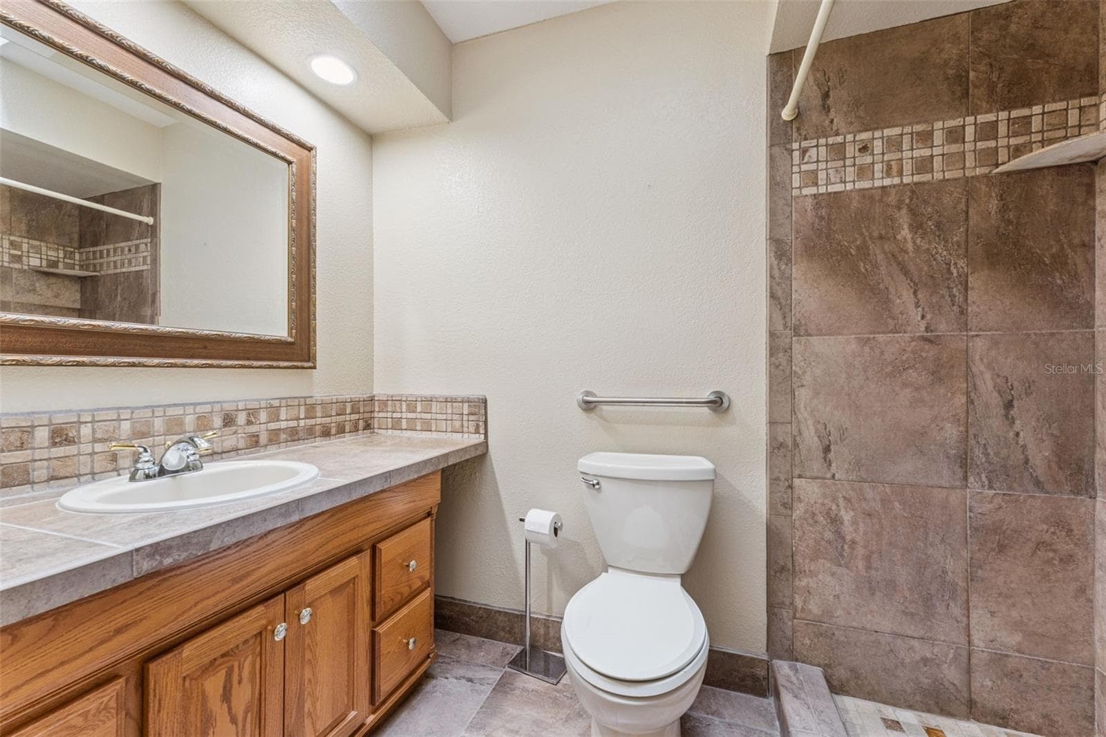 Second full bathroom. - 2362 SIERRA LN, MAITLAND