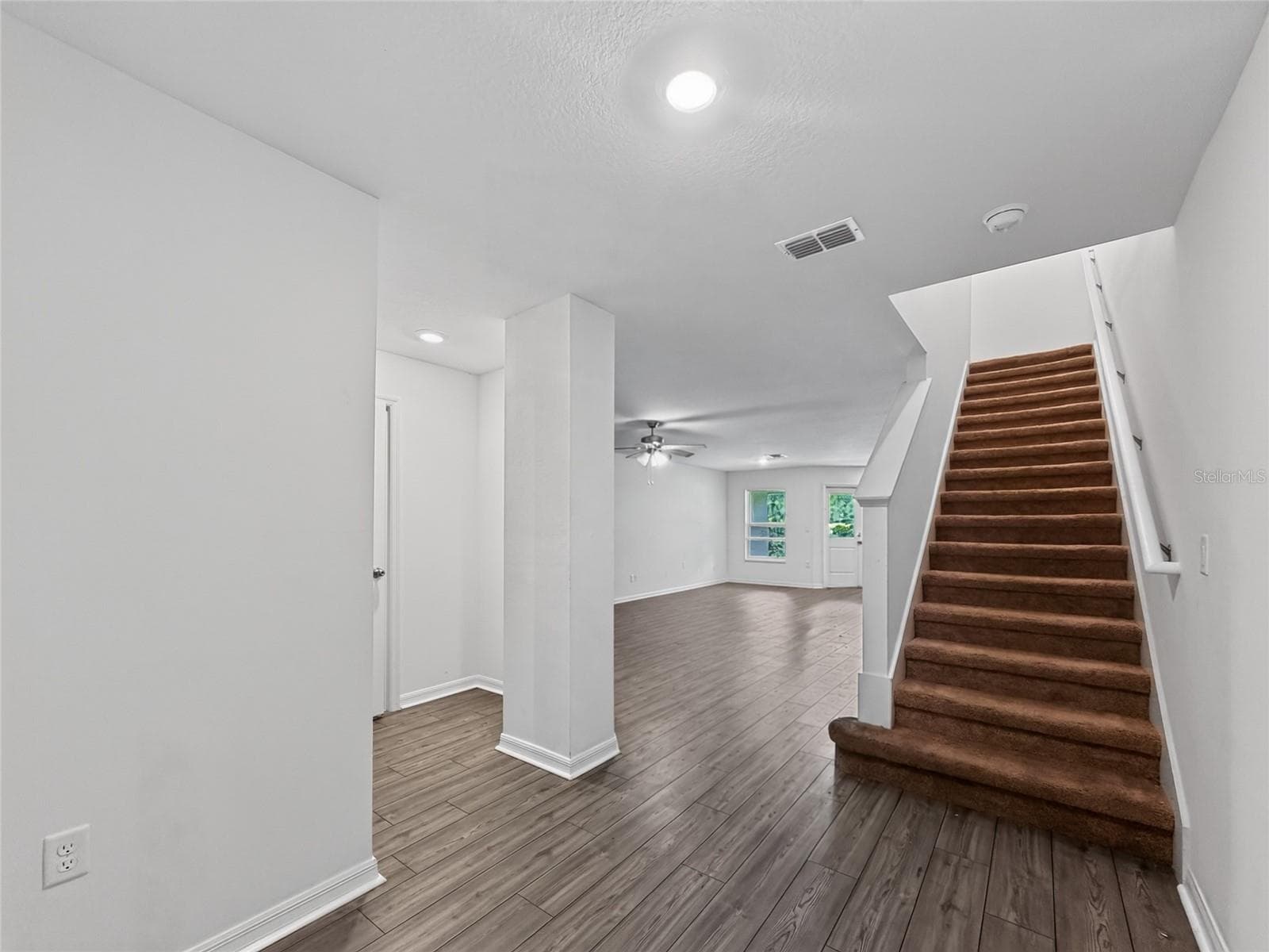 Townhouse at 1552 WYNFORD CIR, TAVARES, photo 3 of 39