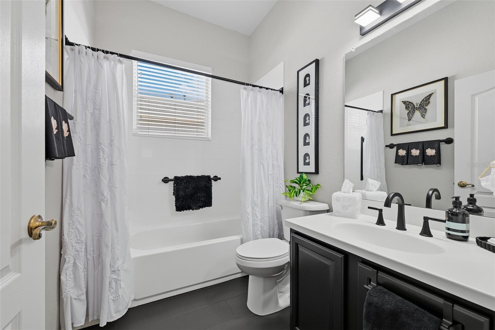 GUEST BATH - 441 NOBLE FAIRE DR, SUN CITY CENTER