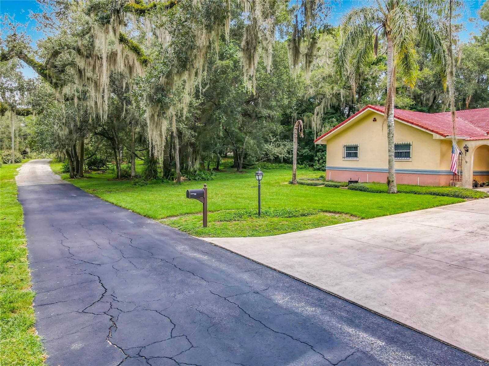 private road with only 2 other homes, lots of privacy and transquility - 2269 COUNTRY CLUB DR, DELAND