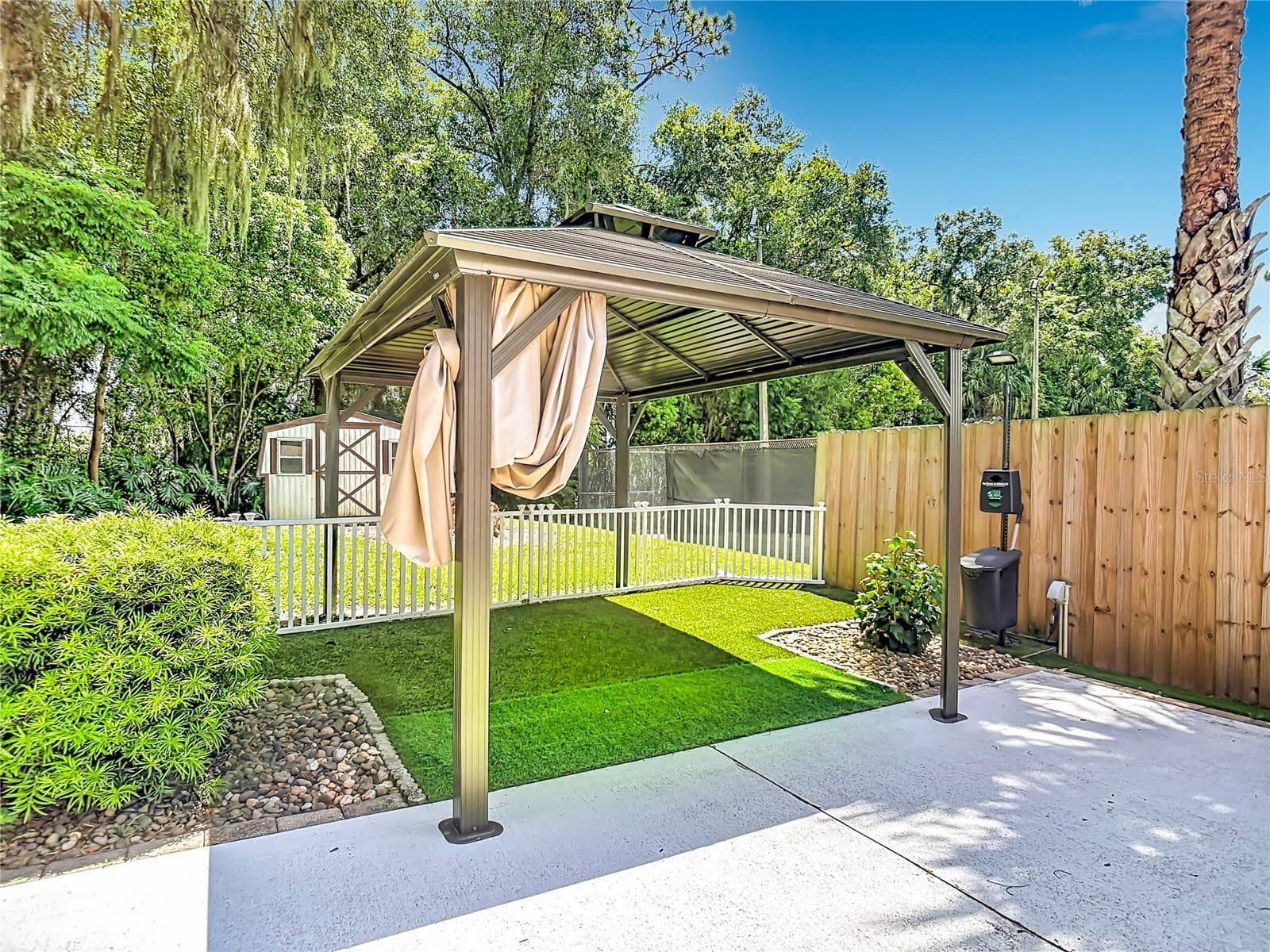 fenced patio with turf - 2269 COUNTRY CLUB DR, DELAND