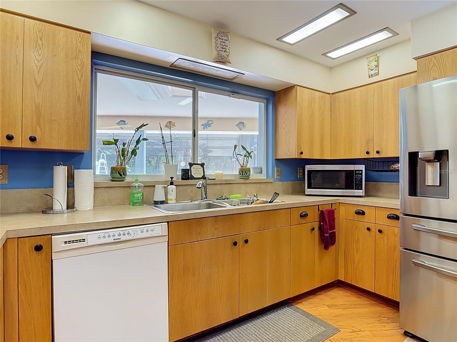 pass through window to screened lanai for entertaining and easy pass through - 2269 COUNTRY CLUB DR, DELAND