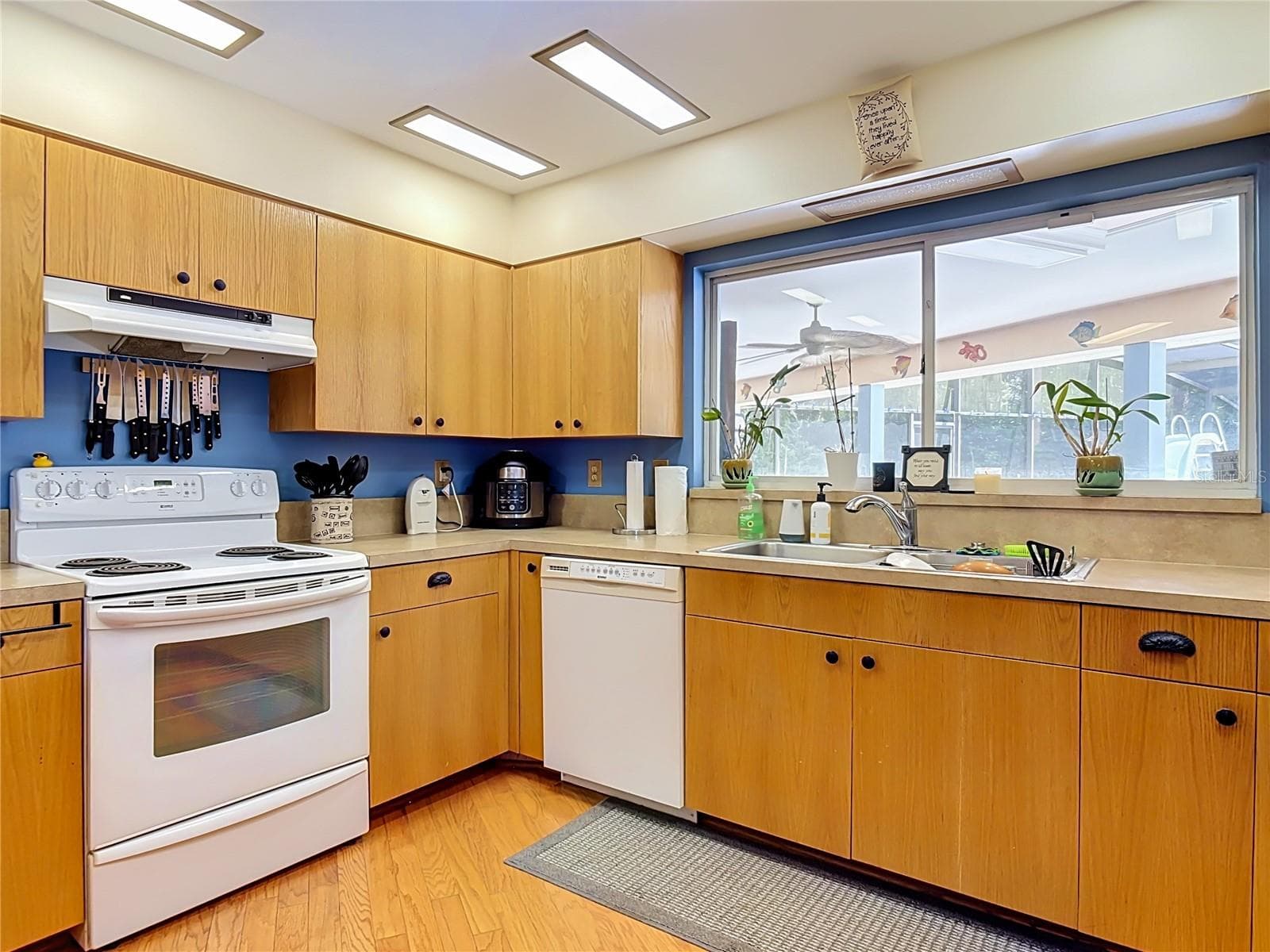 light and bright with pool views - 2269 COUNTRY CLUB DR, DELAND