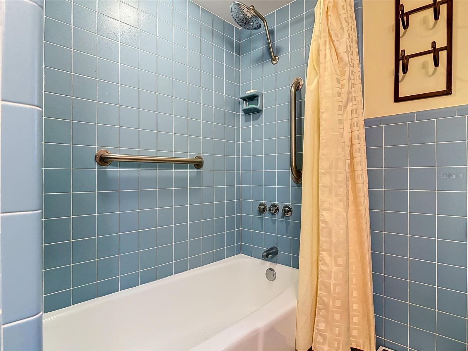 guest bathroom with trendy original blue tile in excellent condition - 2269 COUNTRY CLUB DR, DELAND