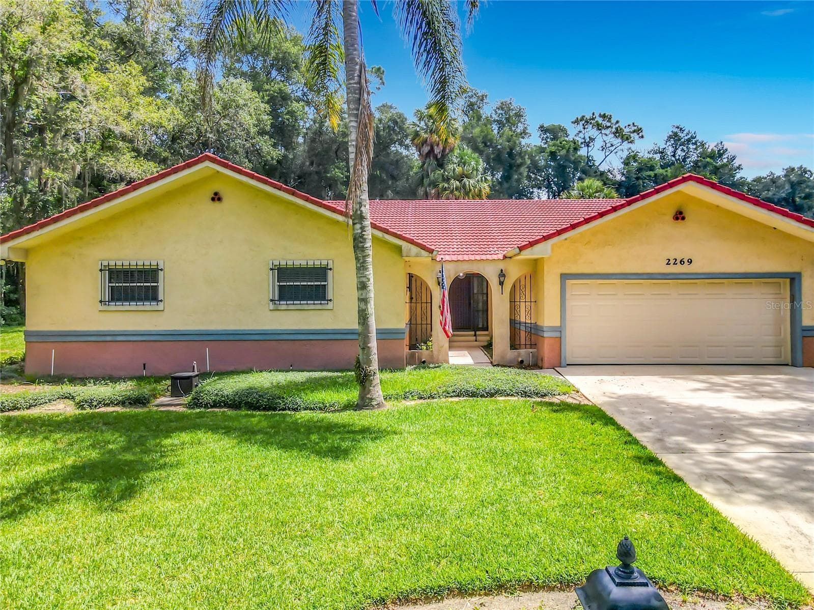 beautiful concrete tile roof, block and stucco exterior - 2269 COUNTRY CLUB DR, DELAND