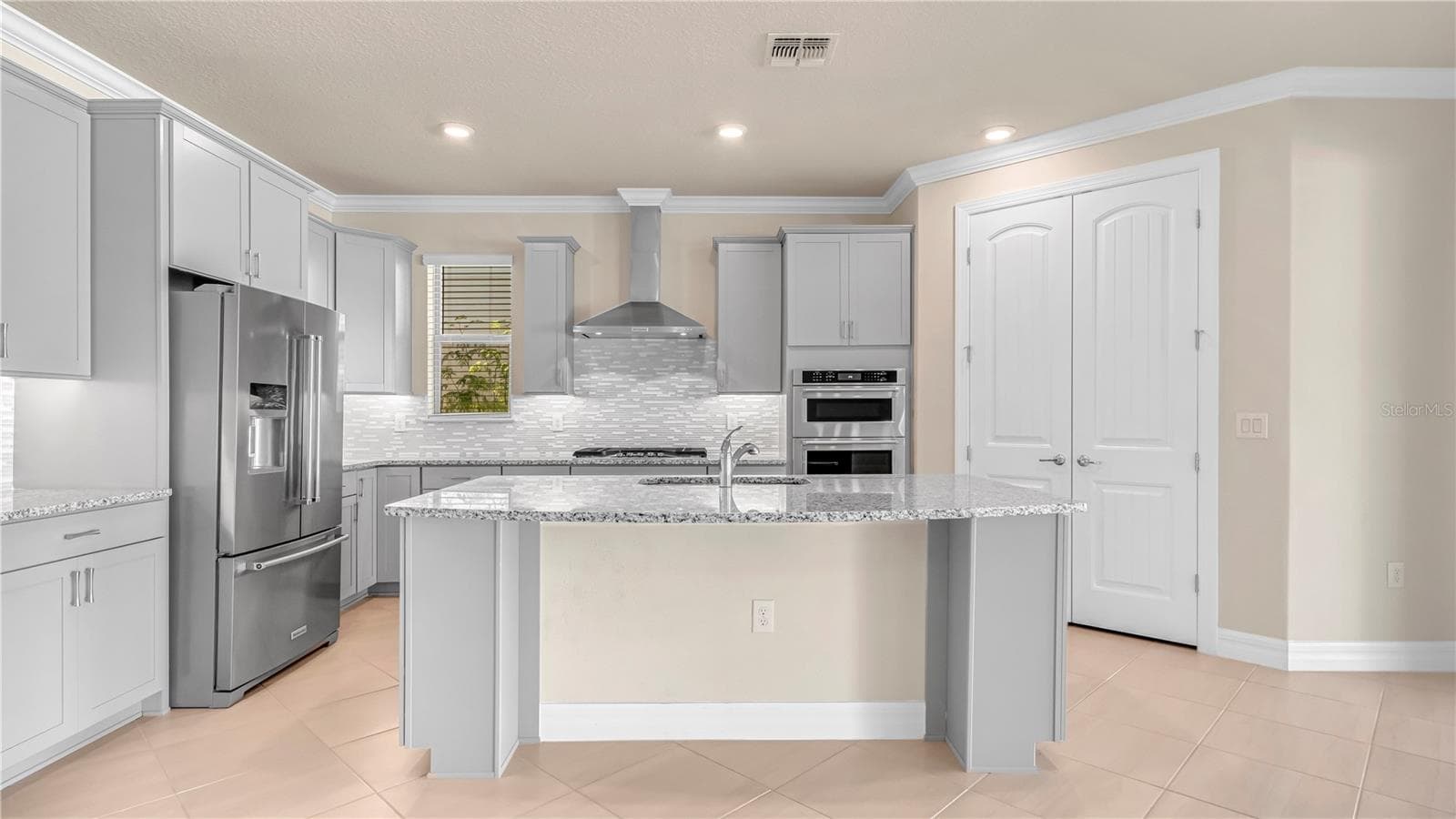 Single Family Residence at 9212 HANGING VINE CT, ORLANDO, photo 2 of 44