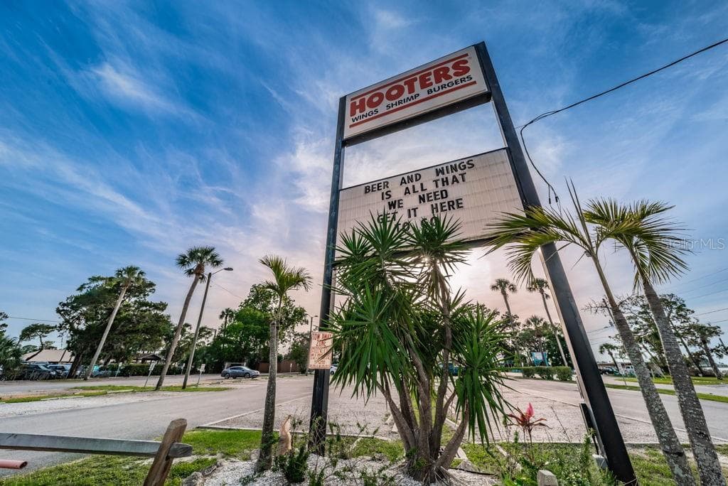Hooters - 7810 CHAPEL AVE, PORT RICHEY