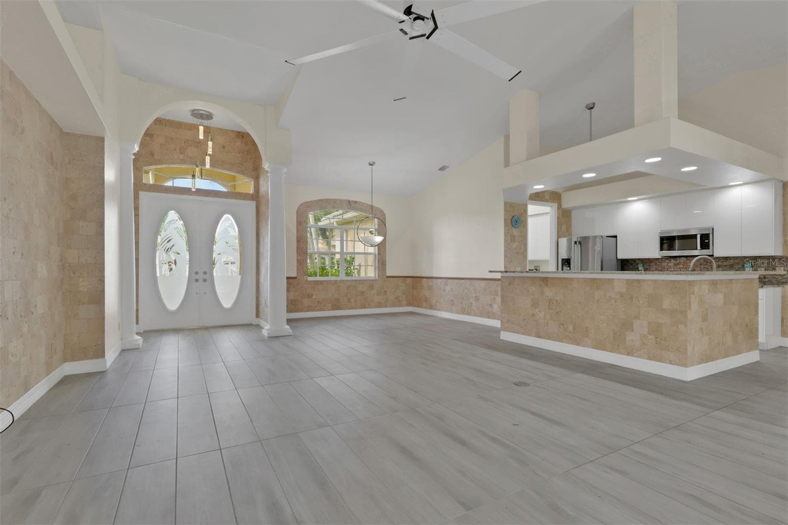 Italian Travertine Accent wall - 8596 SOUTHWIND BAY CIR, FORT MYERS