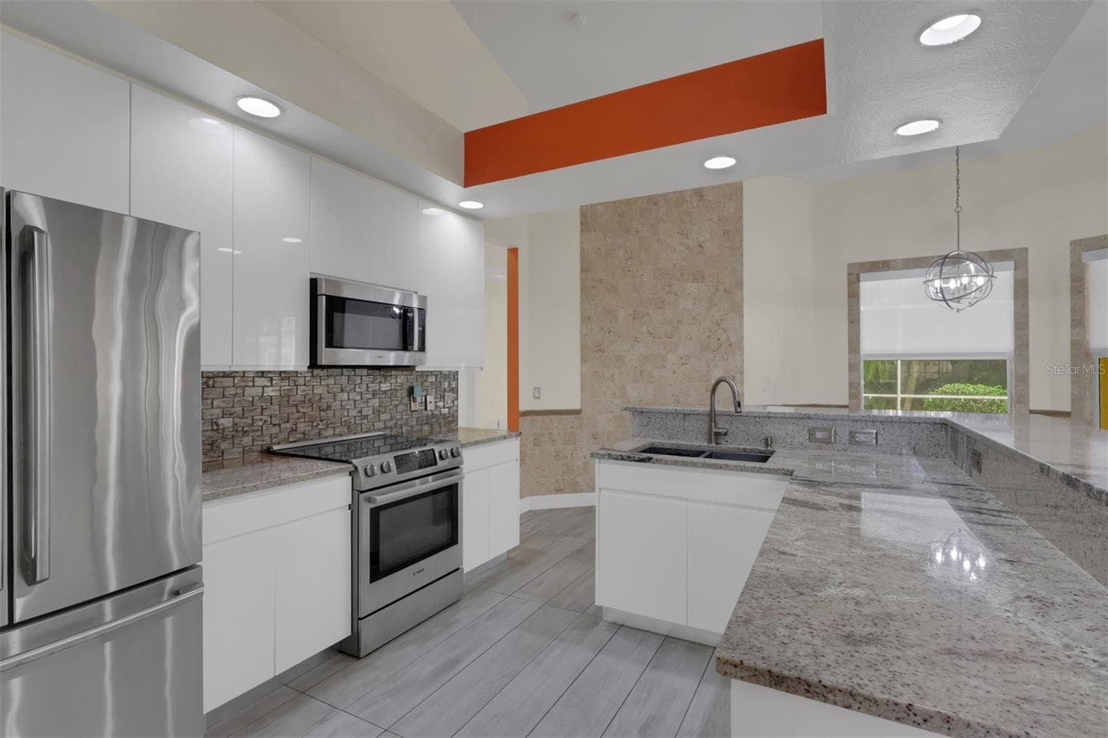 Bosch appliances and modern cabinets - 8596 SOUTHWIND BAY CIR, FORT MYERS