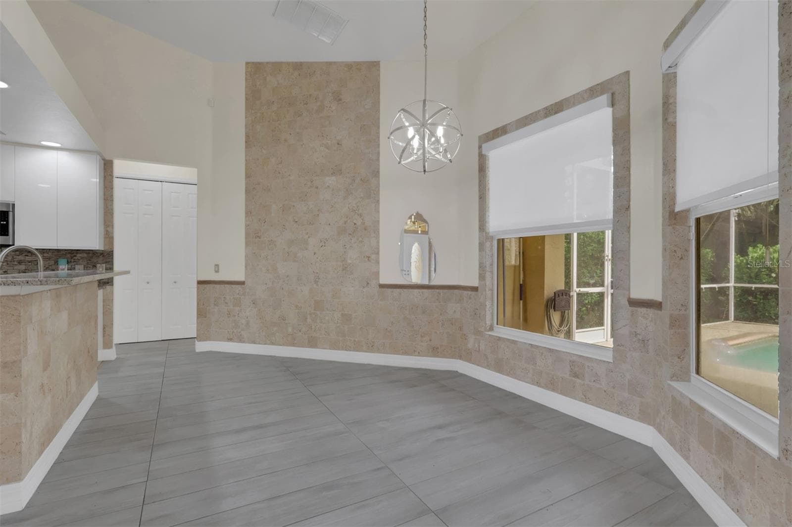 Italian Travertine Accent wall - 8596 SOUTHWIND BAY CIR, FORT MYERS