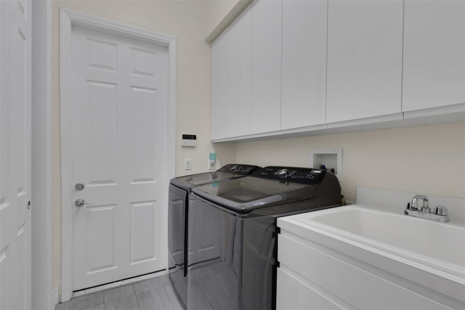 Laundry room with pantry - 8596 SOUTHWIND BAY CIR, FORT MYERS
