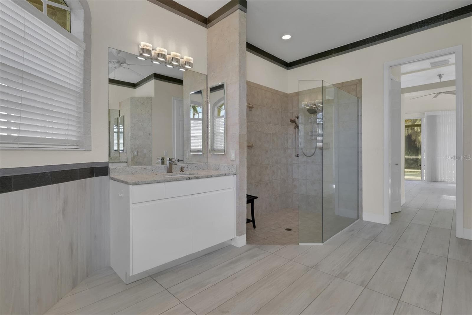 Tiled accent walls - 8596 SOUTHWIND BAY CIR, FORT MYERS