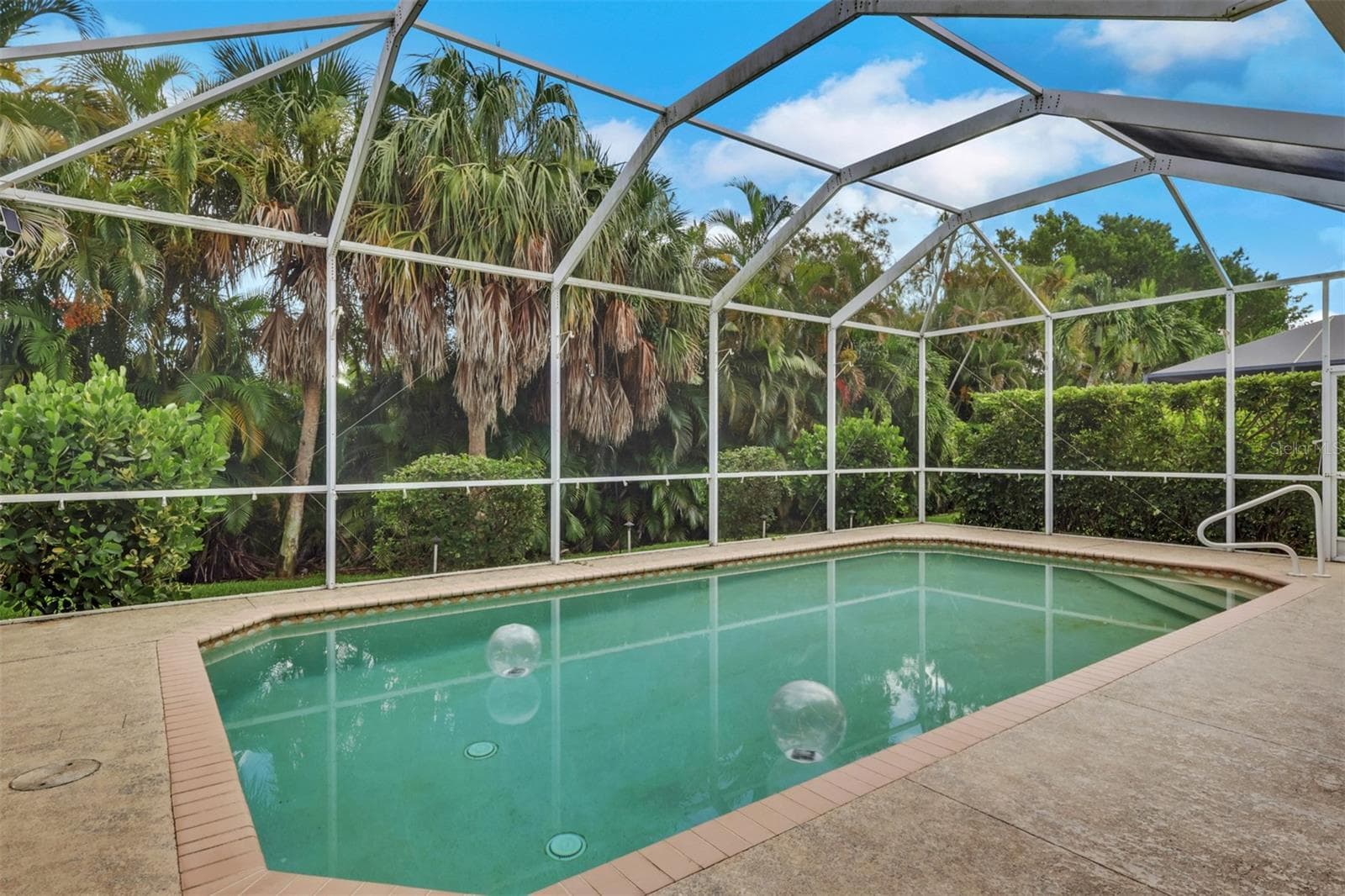 Lush landscaping - 8596 SOUTHWIND BAY CIR, FORT MYERS