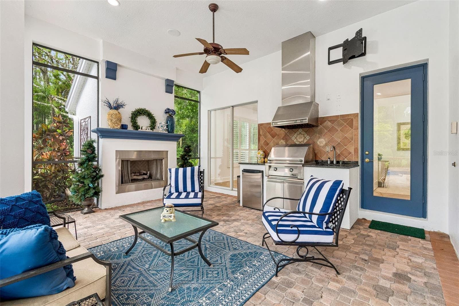 Covered Outdoor Living Area w/Gas Fireplace - 21105 LAKE VIENNA DR, LAND O LAKES