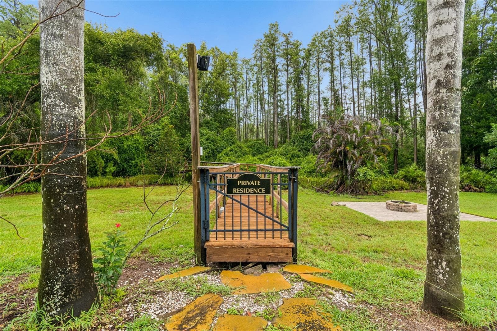 Private Walkway to Big Lake Vienna - 21105 LAKE VIENNA DR, LAND O LAKES