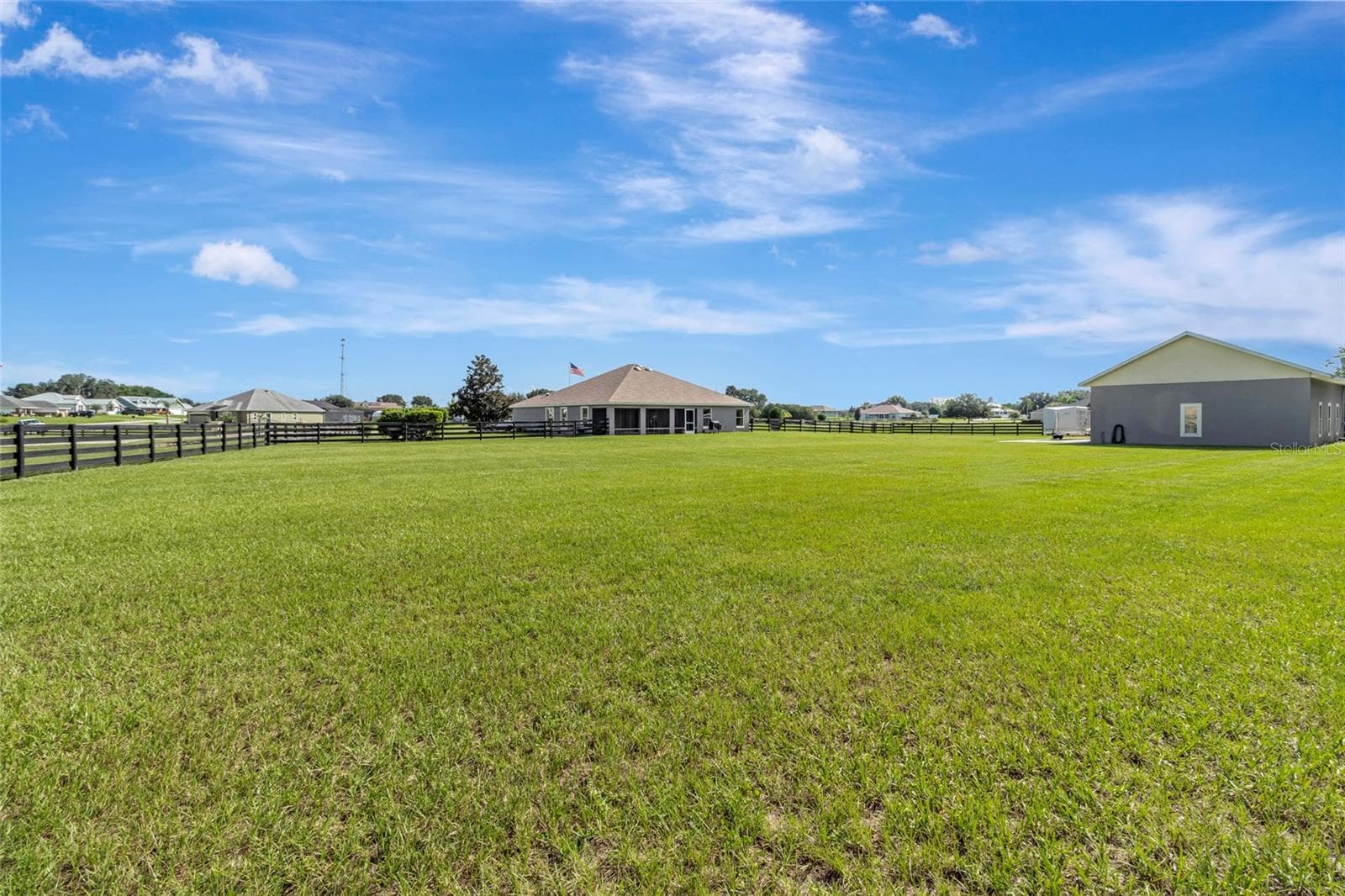 Oversized lot that is easy and simple to care for. - 4190 COUNTY ROAD 121D, WILDWOOD
