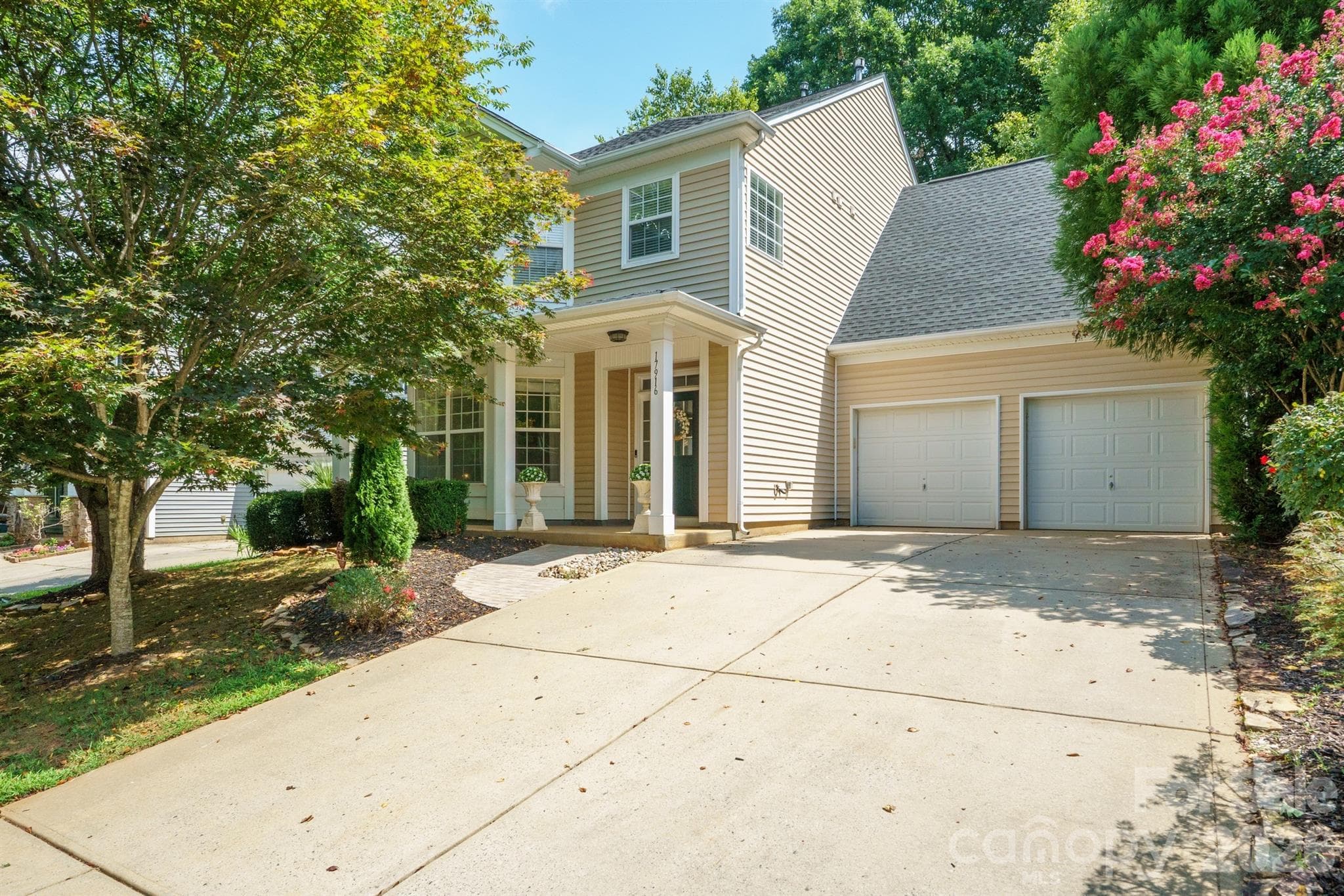 Single Family Residence at 17916 Caldwell Track Drive, Cornelius, photo 2 of 37