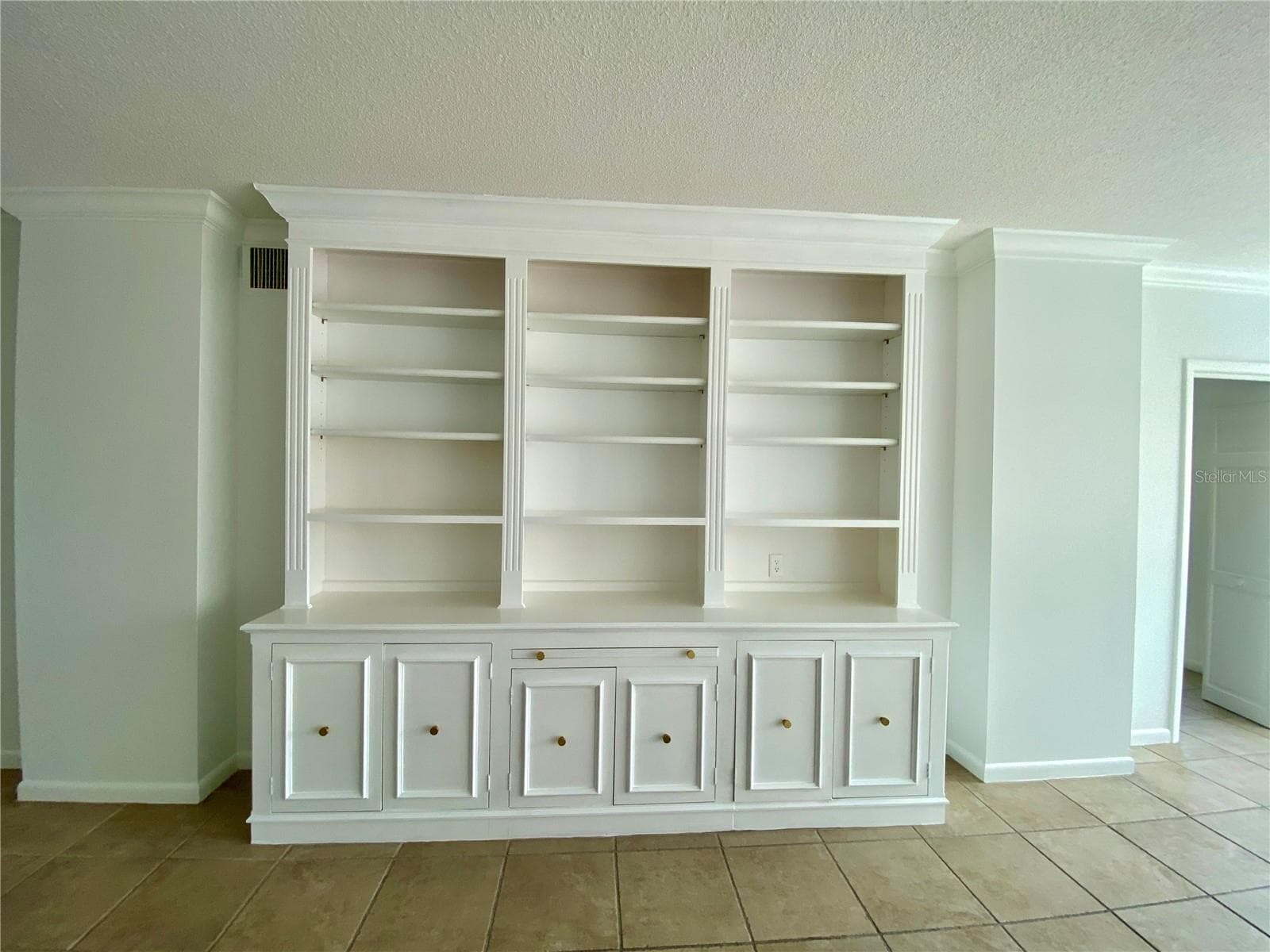 Bookcase, leave in or knock out - 2403 S ARDSON PL #402B, TAMPA