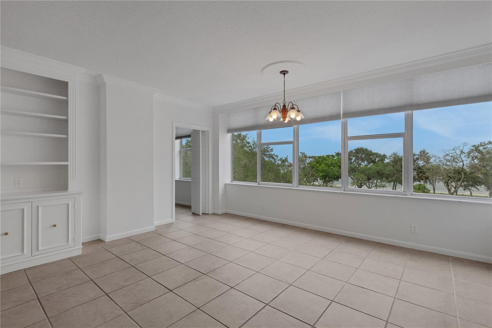 Original windows have been replaced - 2403 S ARDSON PL #402B, TAMPA