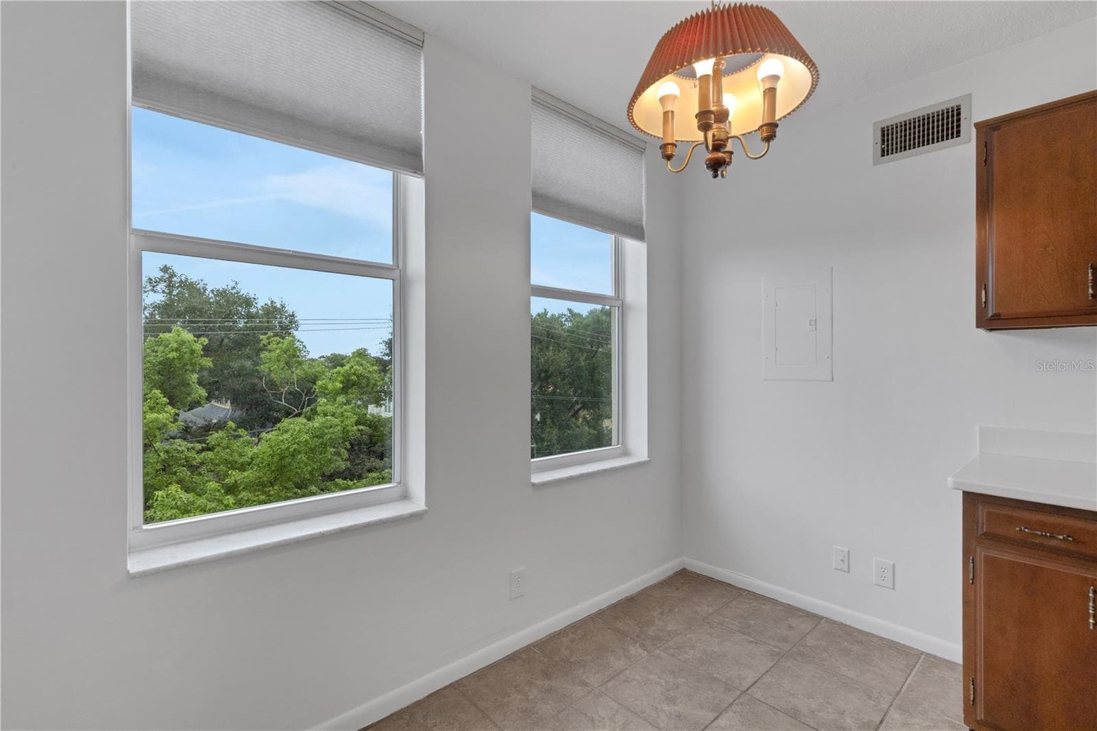 Room for a dinette set - 2403 S ARDSON PL #402B, TAMPA