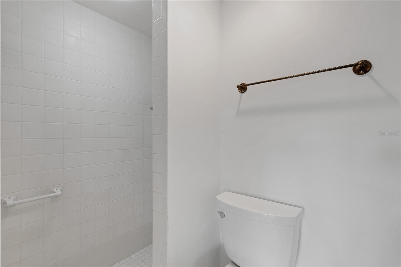 Wallpaper removed and freshly painted - 2403 S ARDSON PL #402B, TAMPA