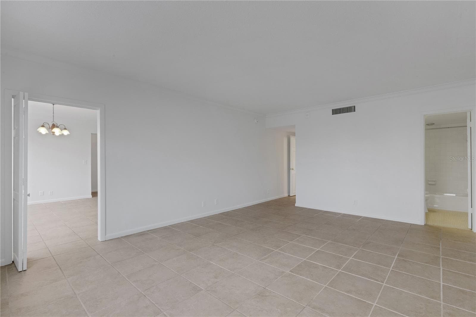 Primary bedroom with ensuite with 2 entrances - 2403 S ARDSON PL #402B, TAMPA