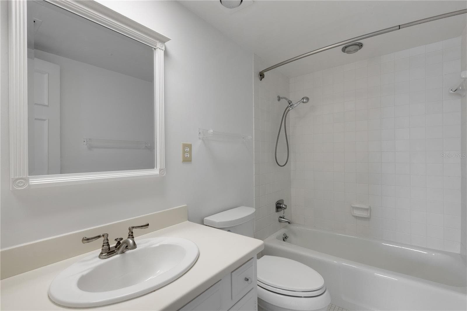 Primary bath has tub - 2403 S ARDSON PL #402B, TAMPA