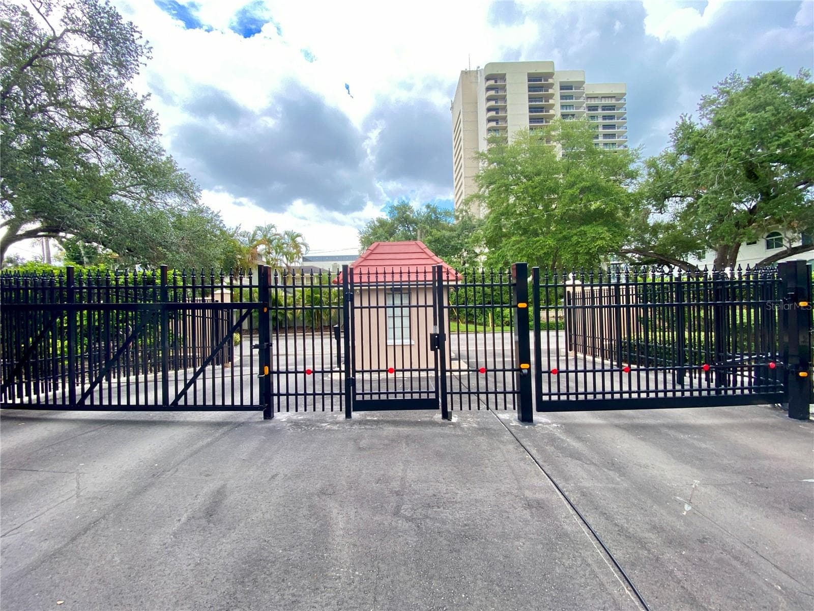 Manned guard gate - 2403 S ARDSON PL #402B, TAMPA