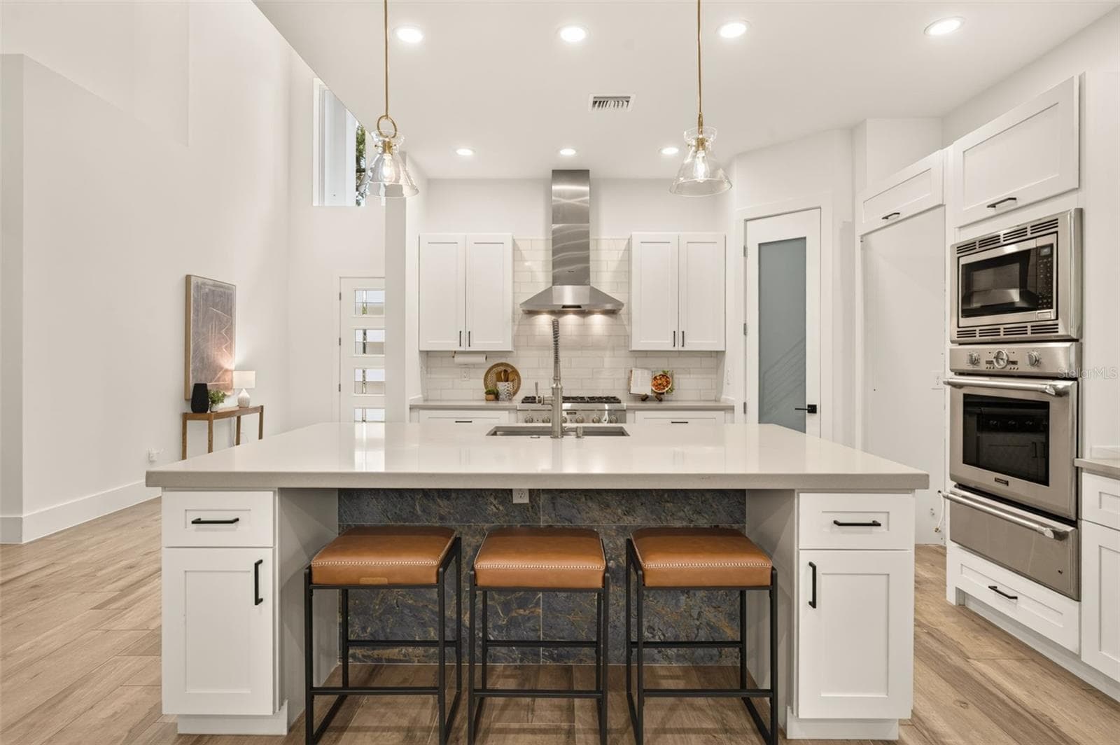 Large island w/ space for seating- overlooks dining/living area - 2343 VERSAILLES AVE, WINTER PARK