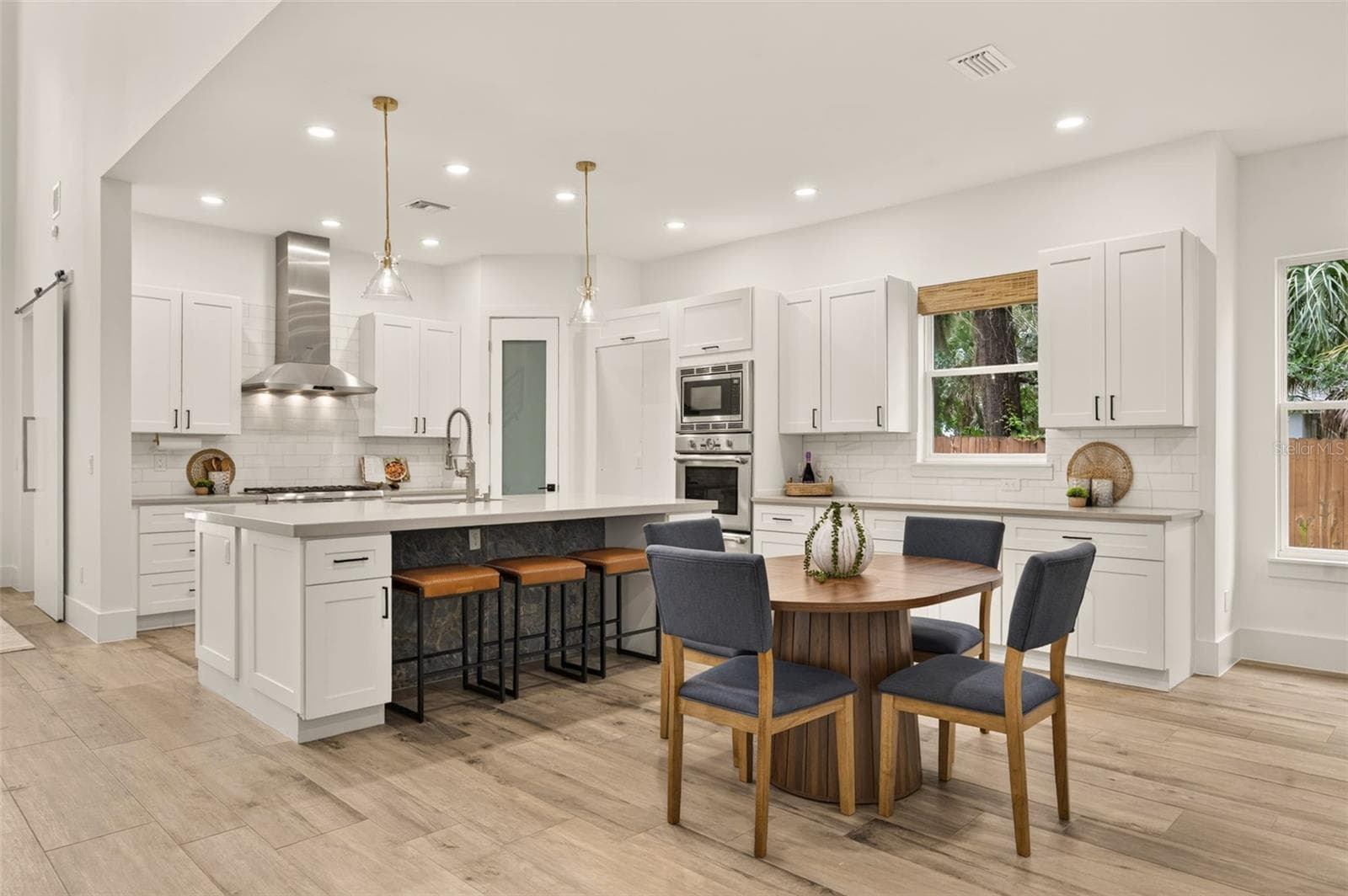 Spacious, bright kitchen & dinette area - 2343 VERSAILLES AVE, WINTER PARK