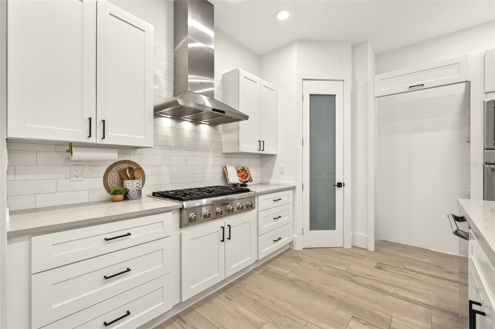 6-burner gas cooktop & large pantry - 2343 VERSAILLES AVE, WINTER PARK