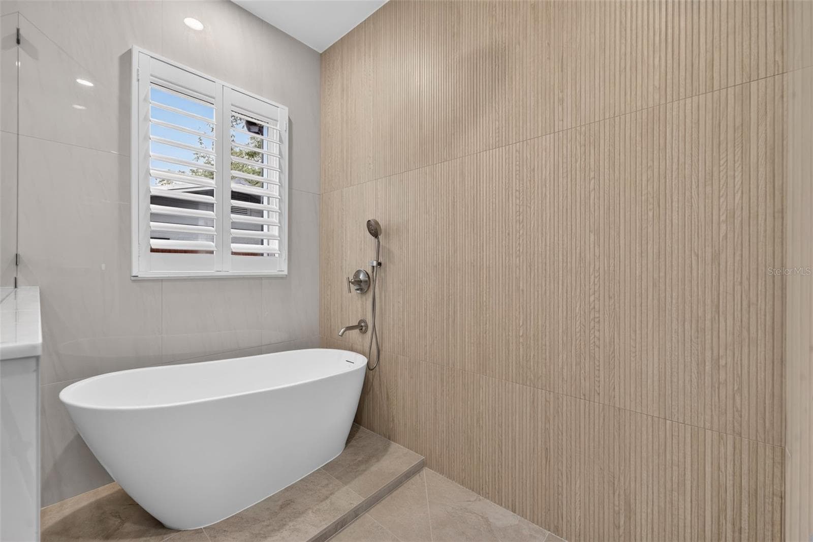 Walk-in shower with multiple showerheads & soaking tub - 2343 VERSAILLES AVE, WINTER PARK