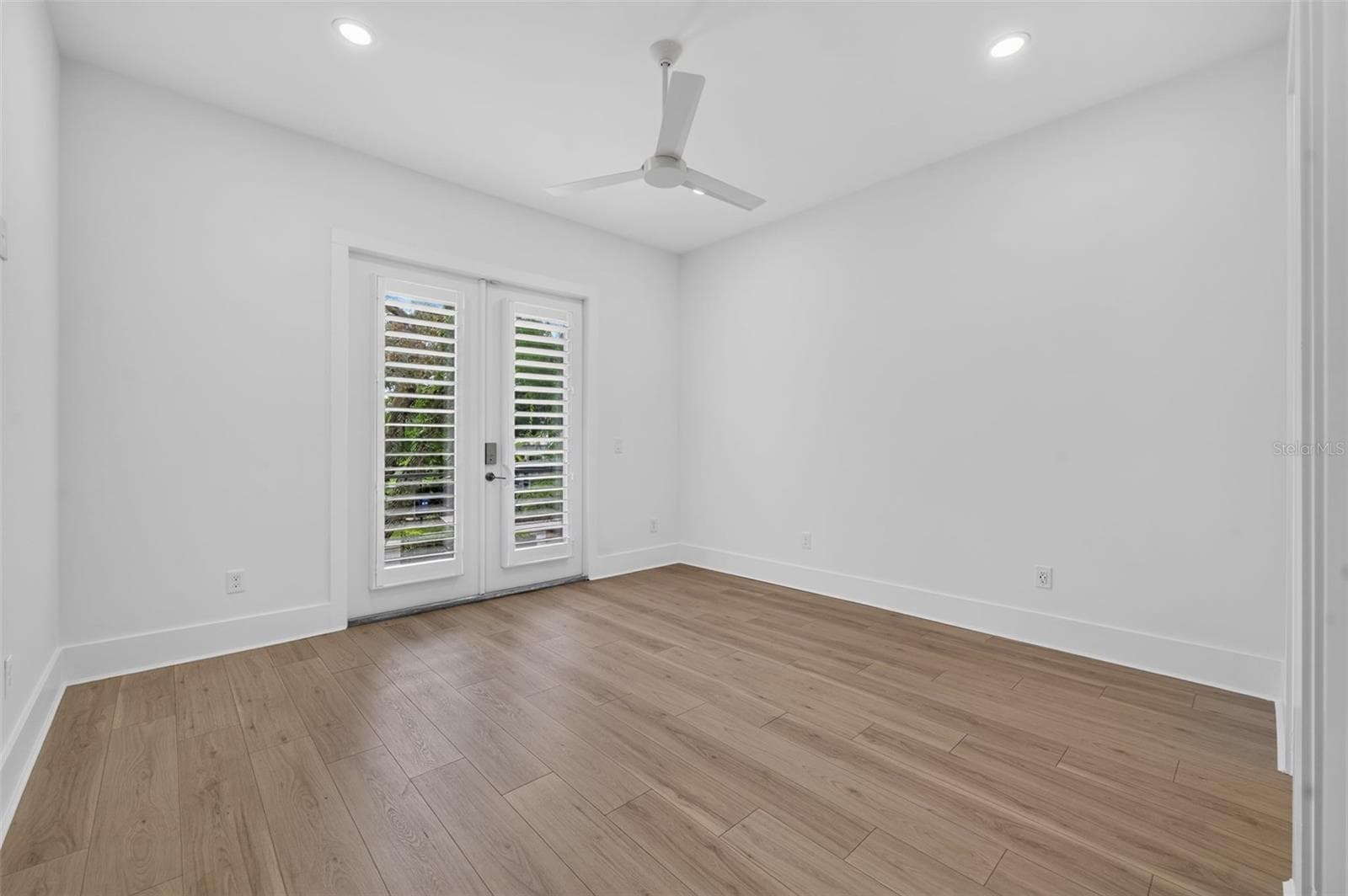 Bedroom 2 with balcony & en-suite bathroom - 2343 VERSAILLES AVE, WINTER PARK