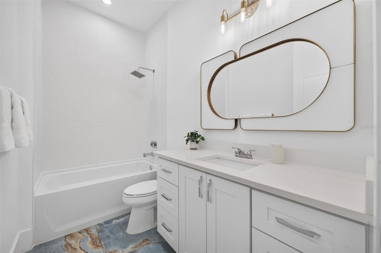 Bathroom 3 (off hallway; shared by Bedroom 3 & 4) - 2343 VERSAILLES AVE, WINTER PARK