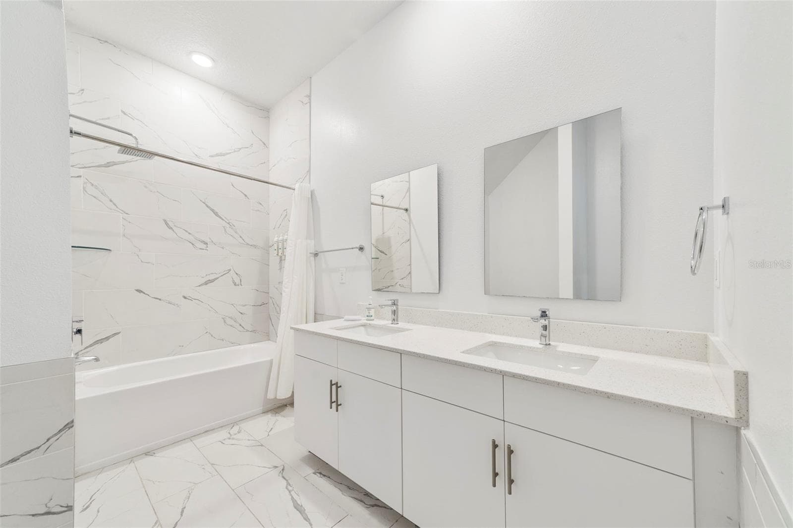 Main floor primary en-suite bath. - 340 FAMAGUSTA DR, DAVENPORT
