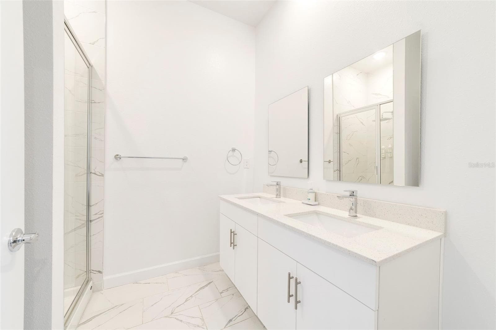 Second floor primary/en-suite bath. - 340 FAMAGUSTA DR, DAVENPORT