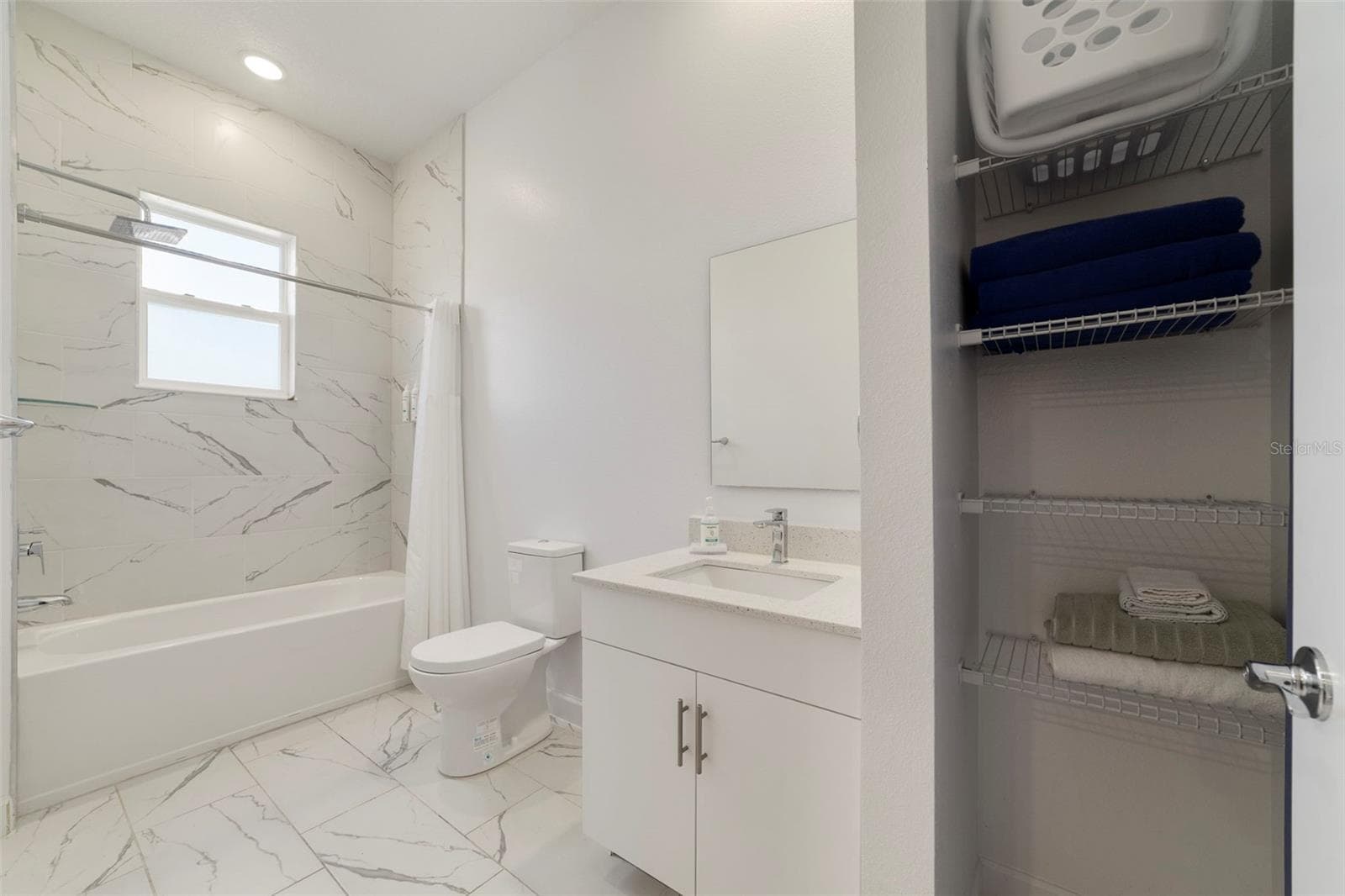 Main floor full guest bath. - 340 FAMAGUSTA DR, DAVENPORT