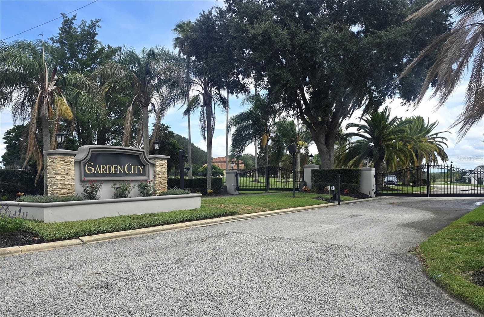 Garden City Community Entrance! - 17041 ROYAL PALM DR, GROVELAND